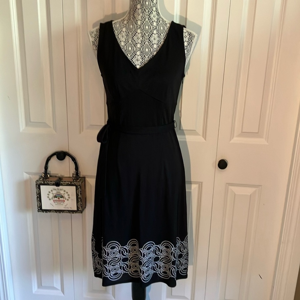 Vnecked slip LBD w/darted bust & gorgeous white embroidery bordered bottom